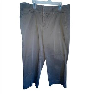 Women’s Eddie Bauer Mercer Fit Taupe Capri’s. Size 10